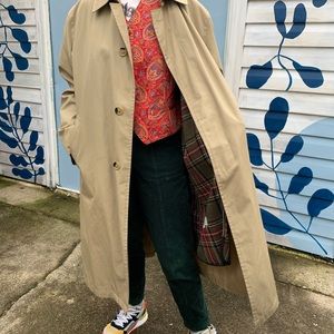 this is a trench coat super light and unisex